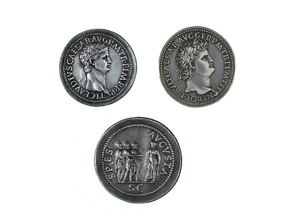 Cavino y Bassiano se especializaron en falsificar monedas antiguas como estas, lo cual no era exactamente un delito pero si un ventajoso negocio Cavino y Bassiano se especializaron en falsificar monedas antiguas como estas, lo cual no era exactamente un delito pero si un ventajoso negocio