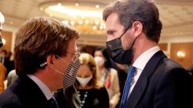 José Luis Martínez-Almeida conversa con Pablo Casado en una imagen de archivo. Fuente: Europa Press.