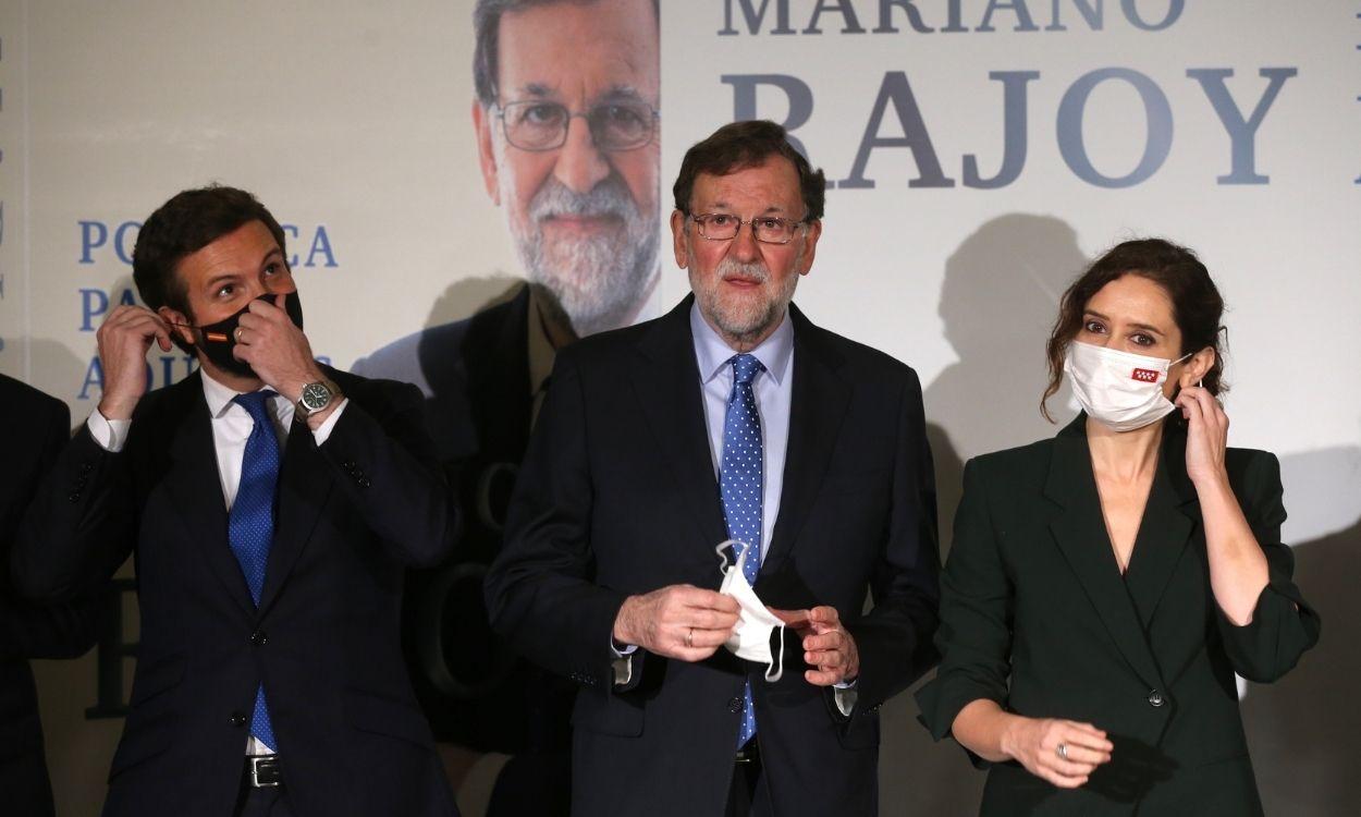 Mariano Rajoy junto a Pablo Casado e Isabel Díaz Ayuso en la presentación de su libro 'Política para adultos'. Europa Press. 