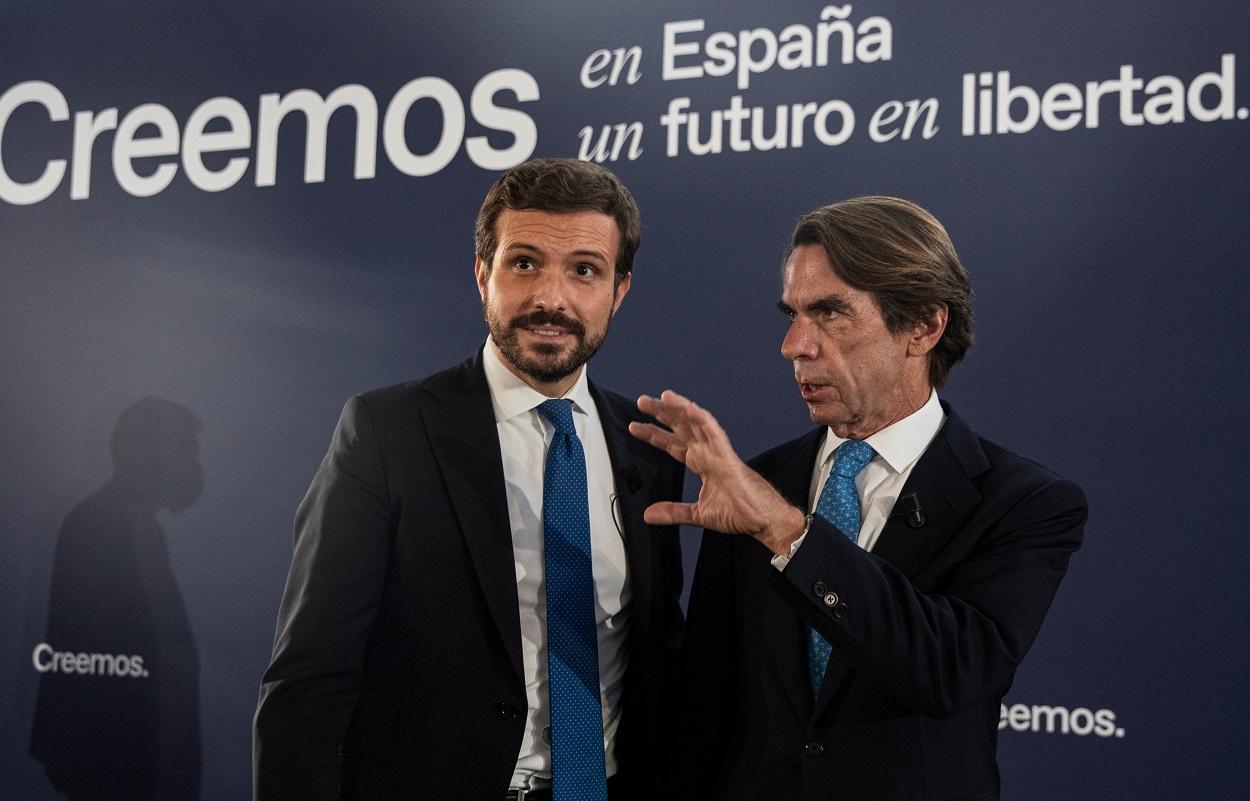 Pablo Casado y José María Aznar conversando en una imagen de archivo. Fuente: Europa Press.