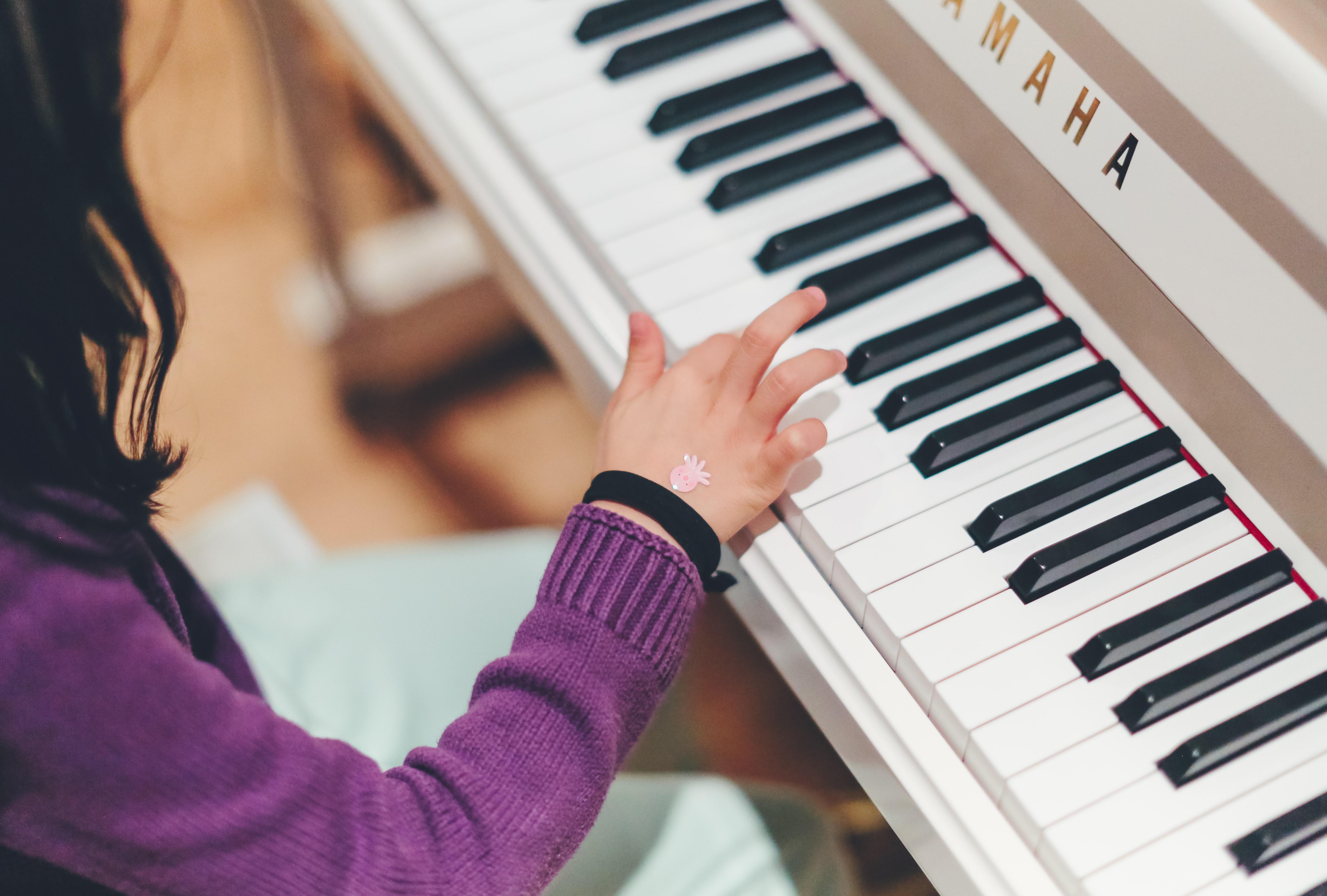 Niña tocando el piano. Unsplash