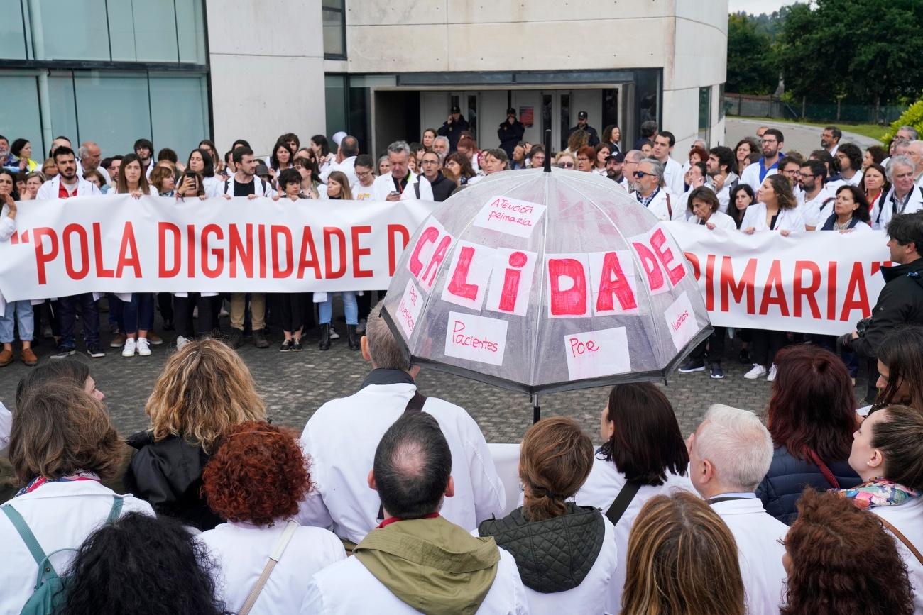 Antes de la pandemia, los profesionales de Atención Primaria de Galicia ya se quejaban de su situación, como en la imagen en una concentración celebrada en junio de 2019 ante la Consellería (Foto: Europa Press).