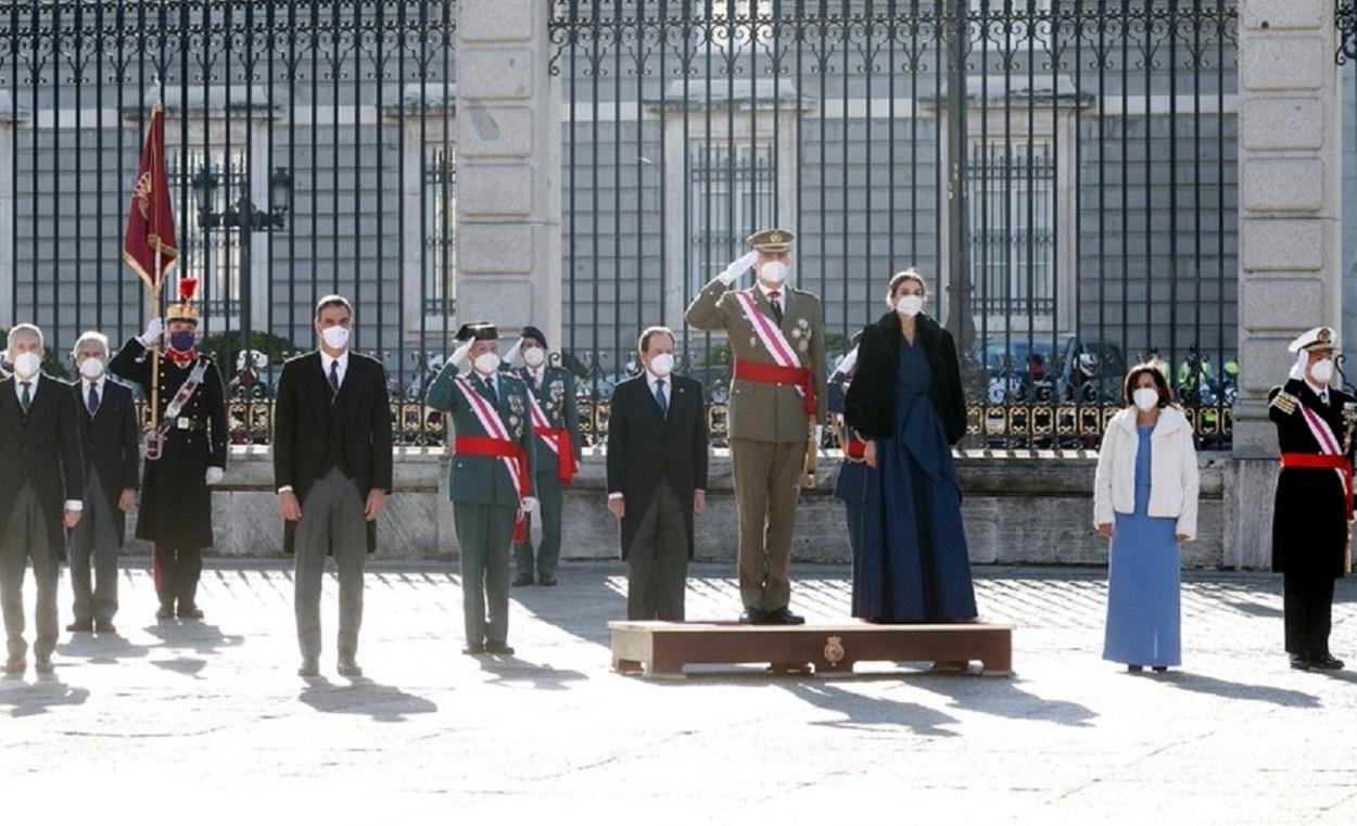 Los Reyes, junto al presidente del Gobierno y la ministra de Defensa en la Pascua Militar. EP