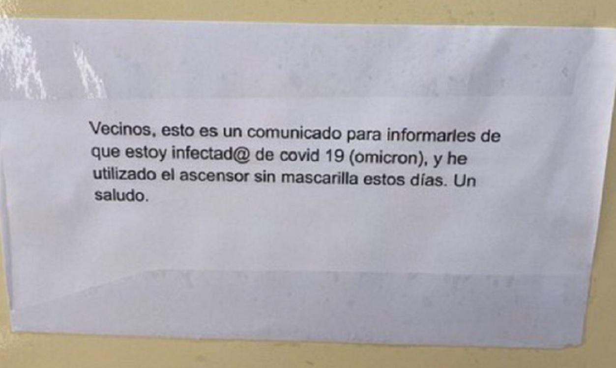 Un cartel en una comunidad de vecinos avisa que un contagiado se ha subido al ascensor sin mascarilla