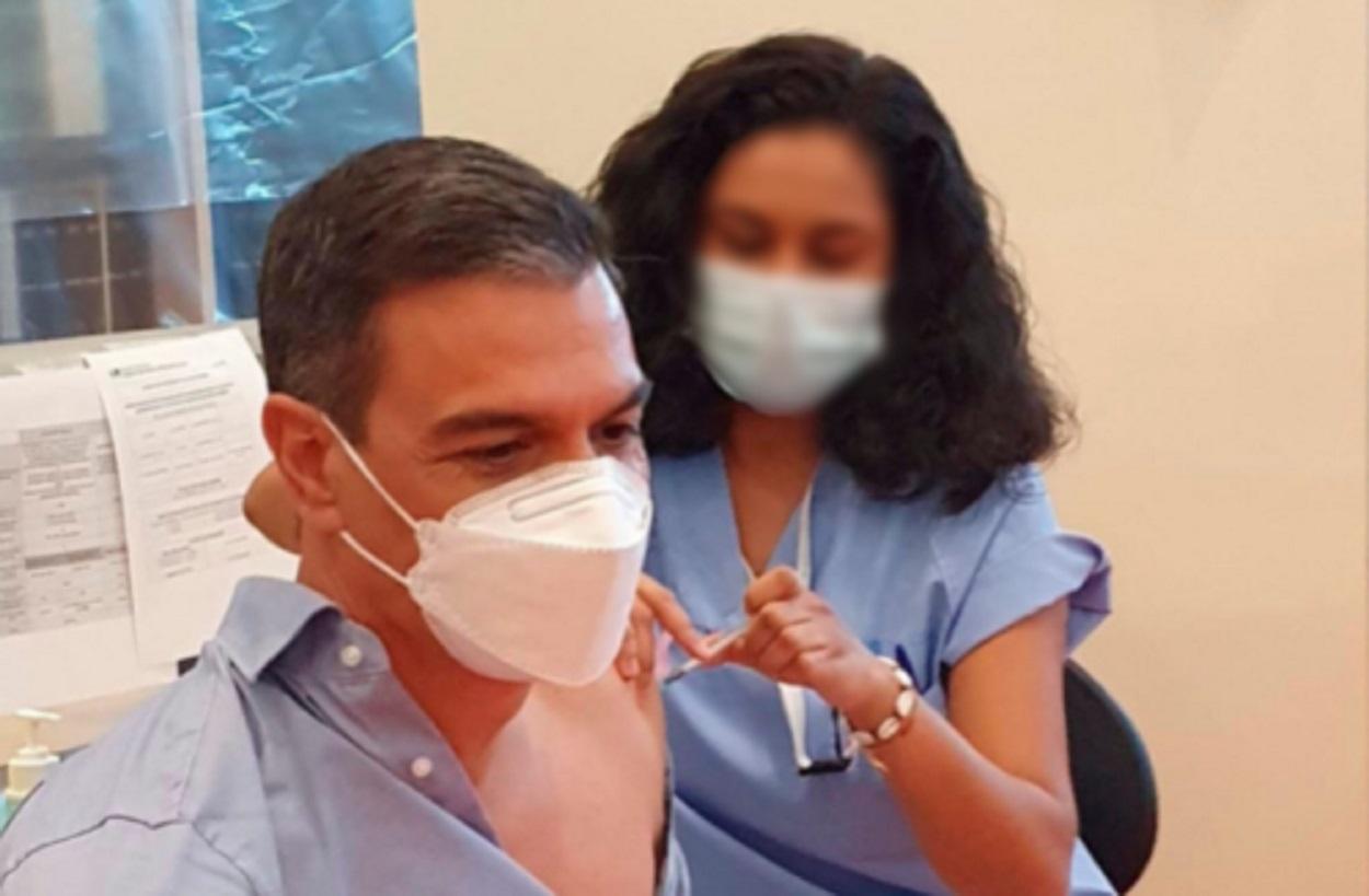 Pedro Sánchez recibe la tercera dosis de la vacuna. @sanchezcastejon