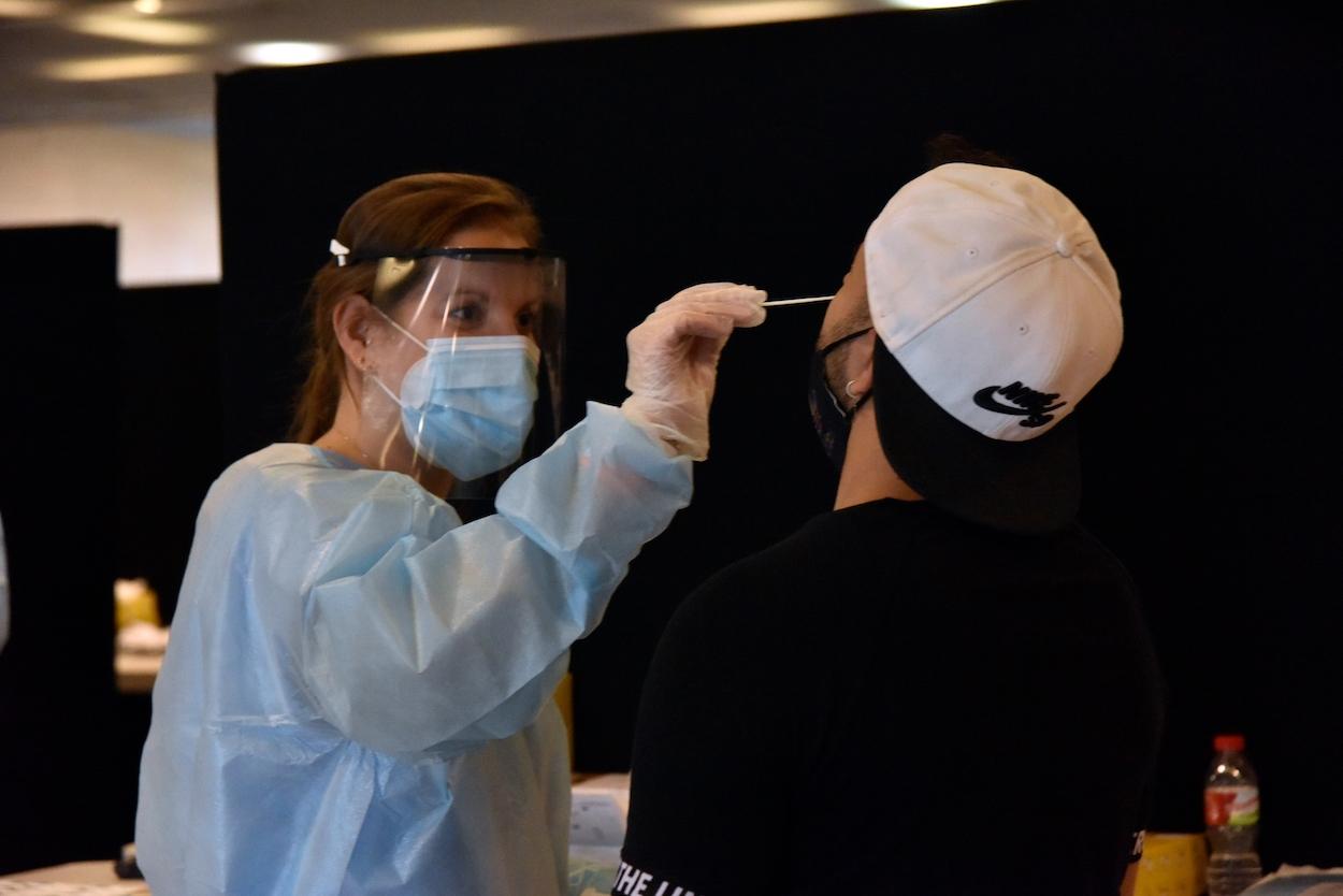 Una trabajadora sanitaria realiza un test de antígenos. EP