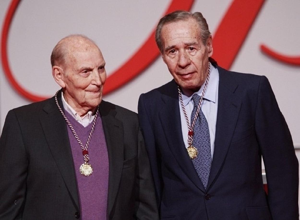 Francisco Laína (derecha) junto a Marcos Ana al recibir el Premio Castilla y León en 2014. Fuente: Europa Press.