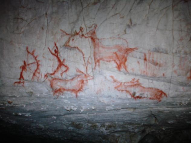 Desde los años 30 hasta casi la acutalidad la manía de crear pinturas rupestres falsas ha sido constante en España como este caso de la cueva de Cobijeru