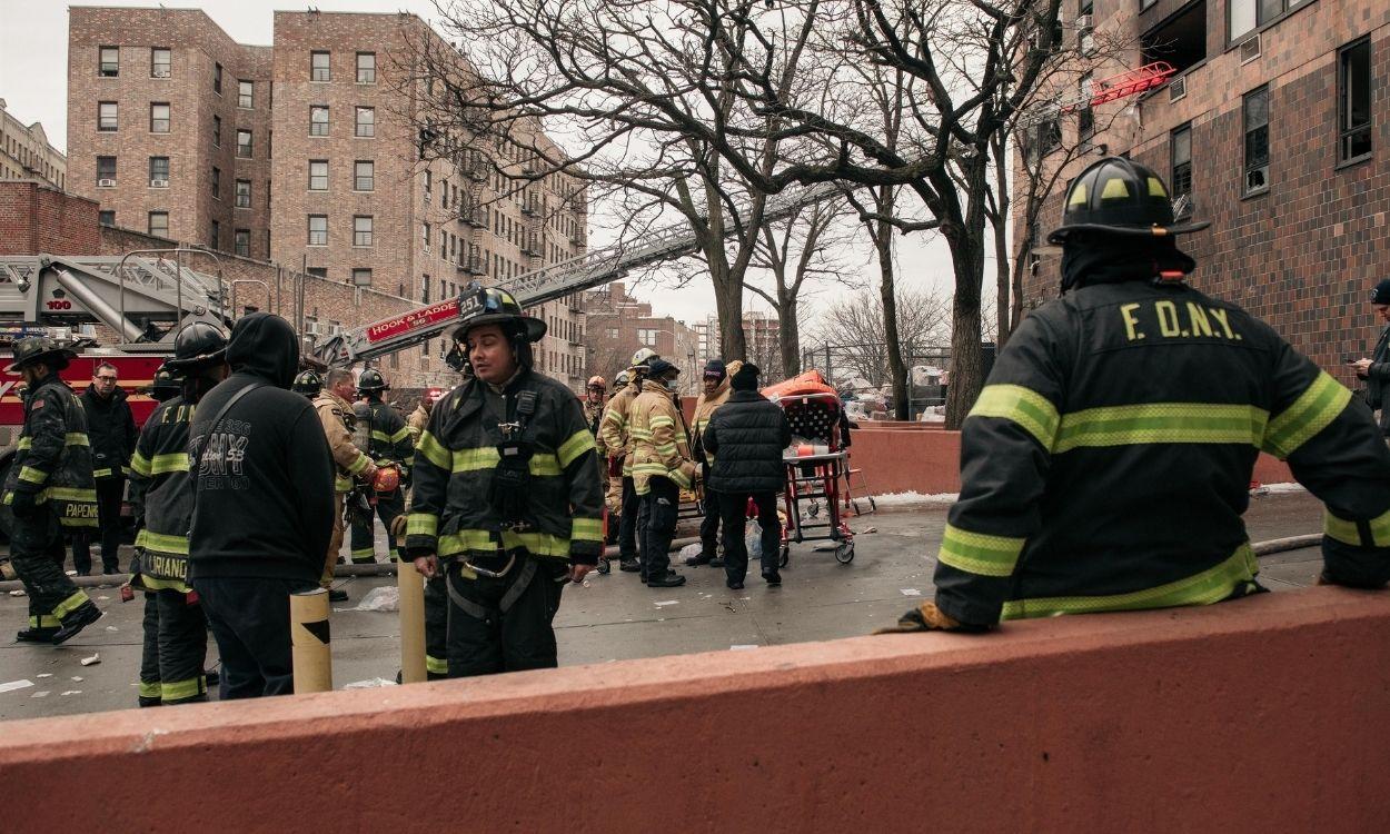 Los bomberos de Nueva York trabajan en la extinción del incendio en el Bronx. Europa Press.