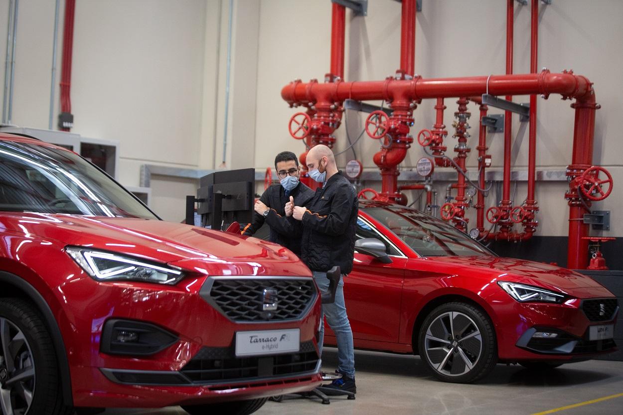 Dos trabajadores en el nuevo Test Center Energy (TCE) de Seat. Europa Press