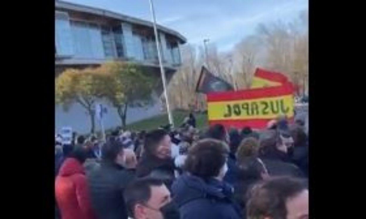 Jusapol se cuela en  una protesta de los ganaderos contra Pedro Sánchez en Palencia. Twitter. 