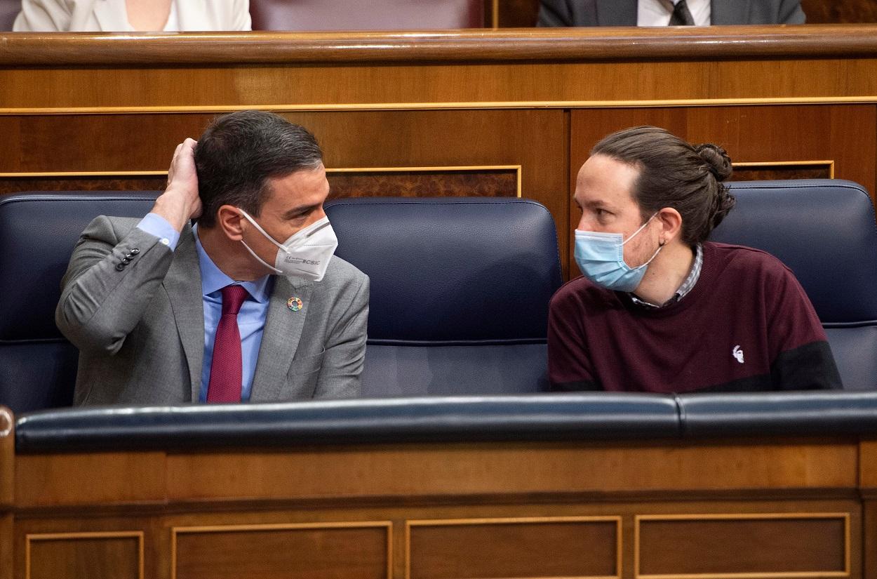 Pedro Sánchez y Pablo Iglesias durante un pleno en el Congreso, en una imagen de archivo. Fuente: Europa Press.