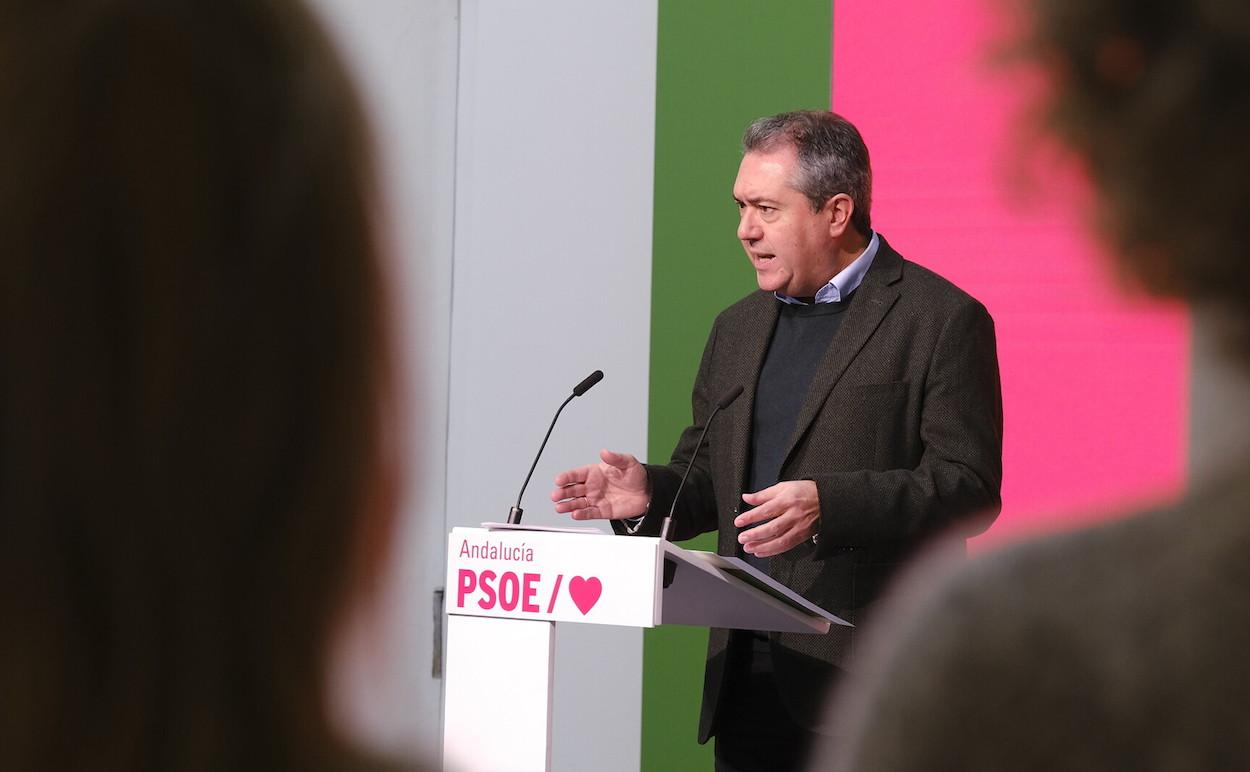 Juan Espadas, en rueda de prensa en la sede del PSOE A.
