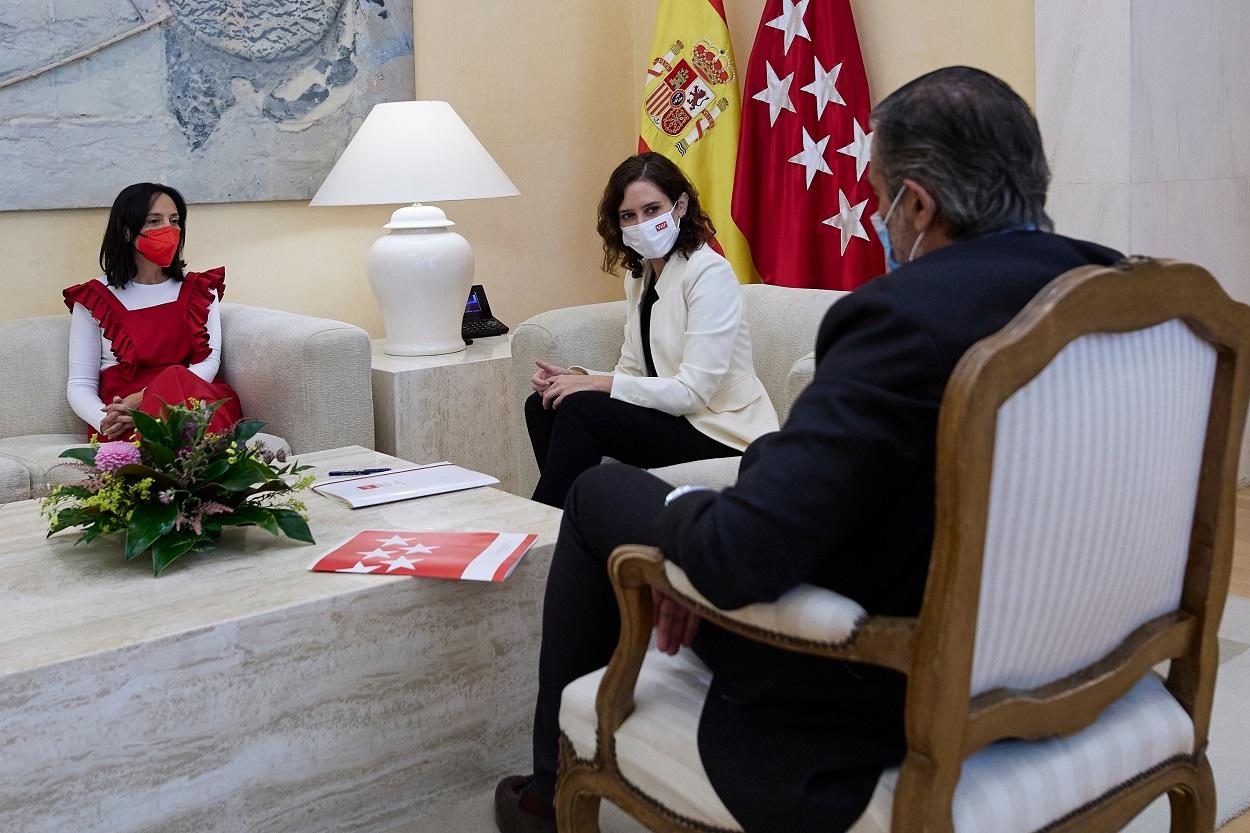 La delegada del Gobierno en Madrid, Mercedes González (i), mantiene su primer encuentro institucional con la presidenta de la Comunidad de Madrid, Isabel Díaz Ayuso (c), y con el consejero de Presidencia, Justicia e Interior, Enrique López (d). Jesús Hell