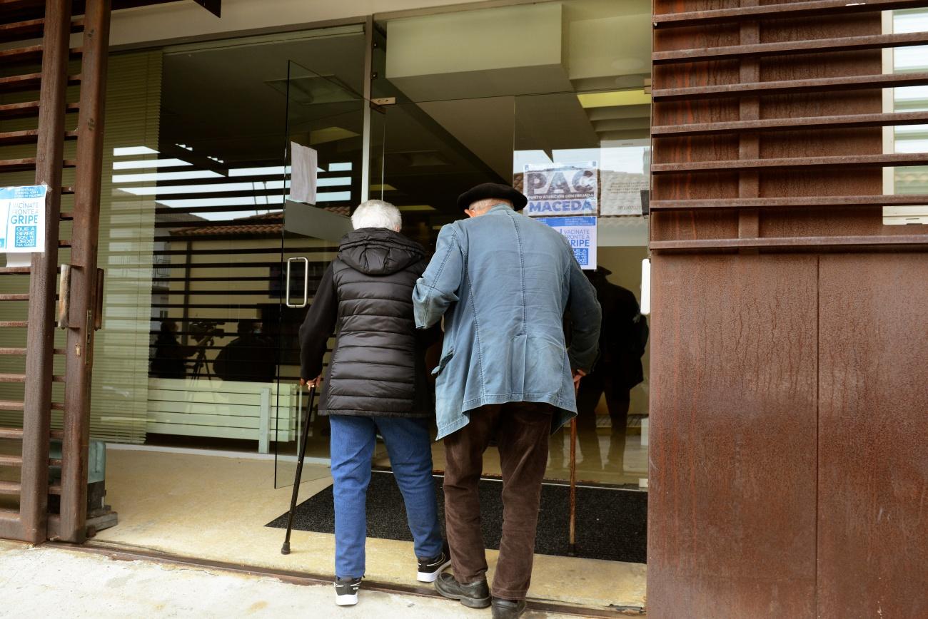 Los positivos siguen en aumento en Galicia, en la imagen una pareja de personas mayores entrando en un centro de salud (Foto: Europa Press).