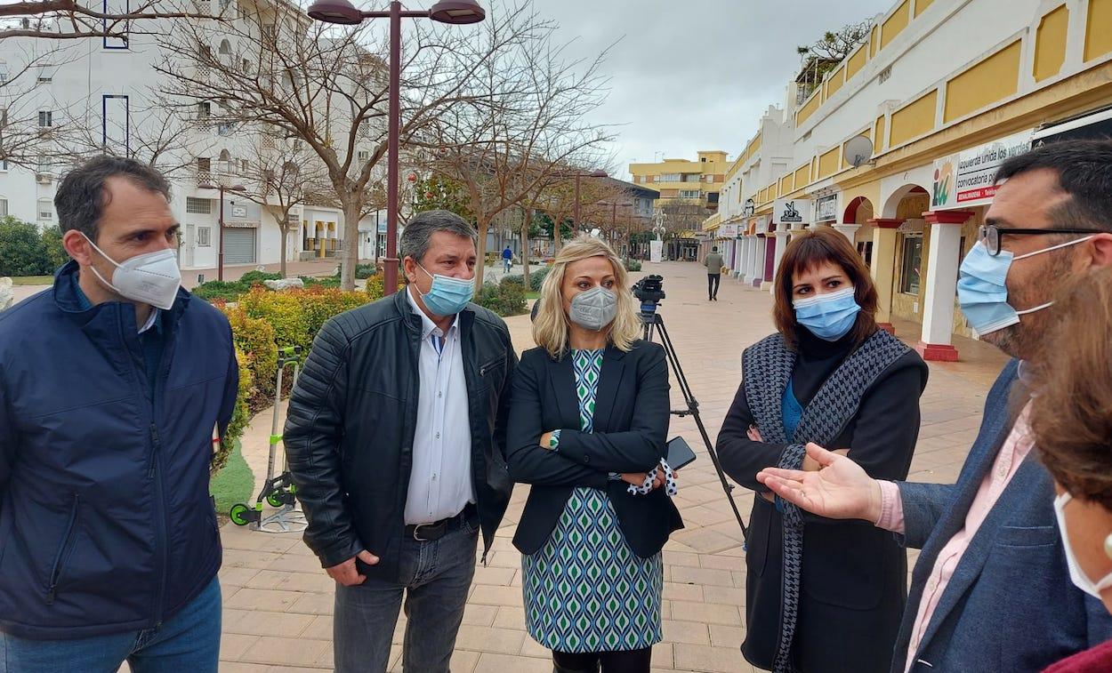 El coordinador de IU Andalucía y portavoz de UPporA, Toni Valero (izquierda), hoy en Benalmádena.