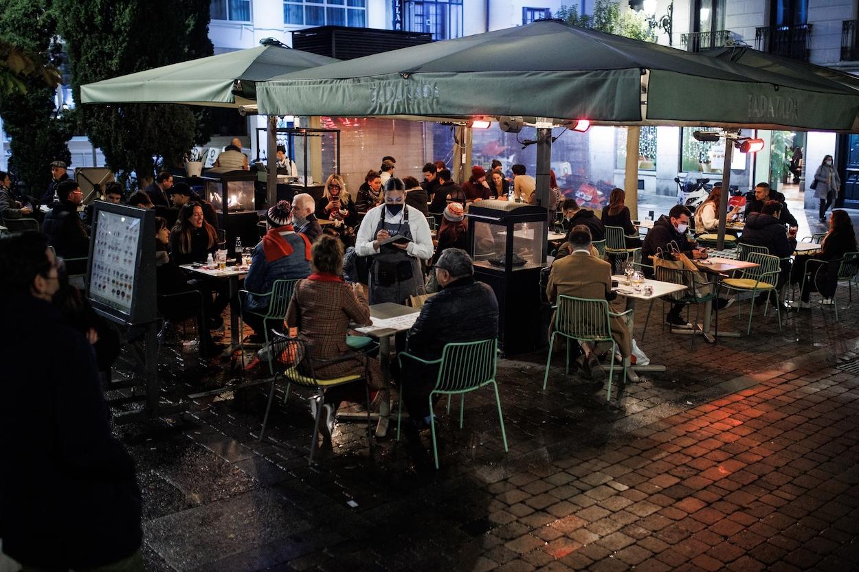 Varias personas toman el aperitivo en la Plaza de Santa Ana, en Madrid. EP