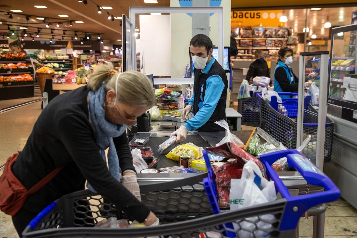 Un trabajador en un supermercado. EP