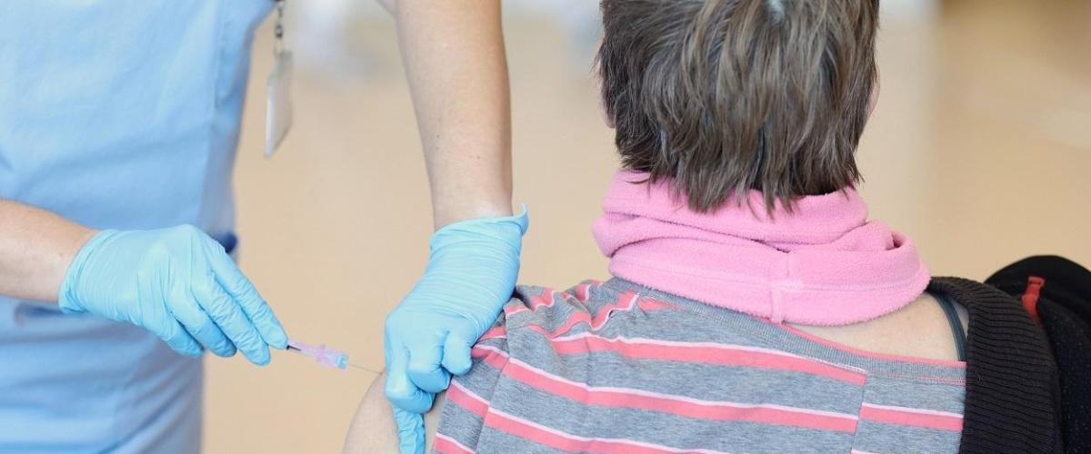 Cataluña inicia la campaña de vacunación contra la covid y la gripe en los colectivos más vulnerables