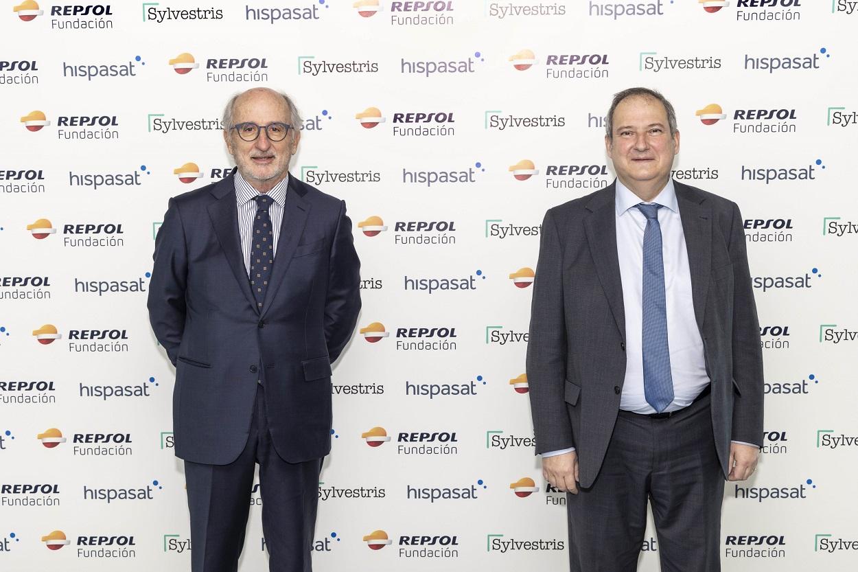 El presidente de Repsol, Antonio Brufau, y el presidente de Hispasat, Jordi Hereu, tras la firma del acuerdo