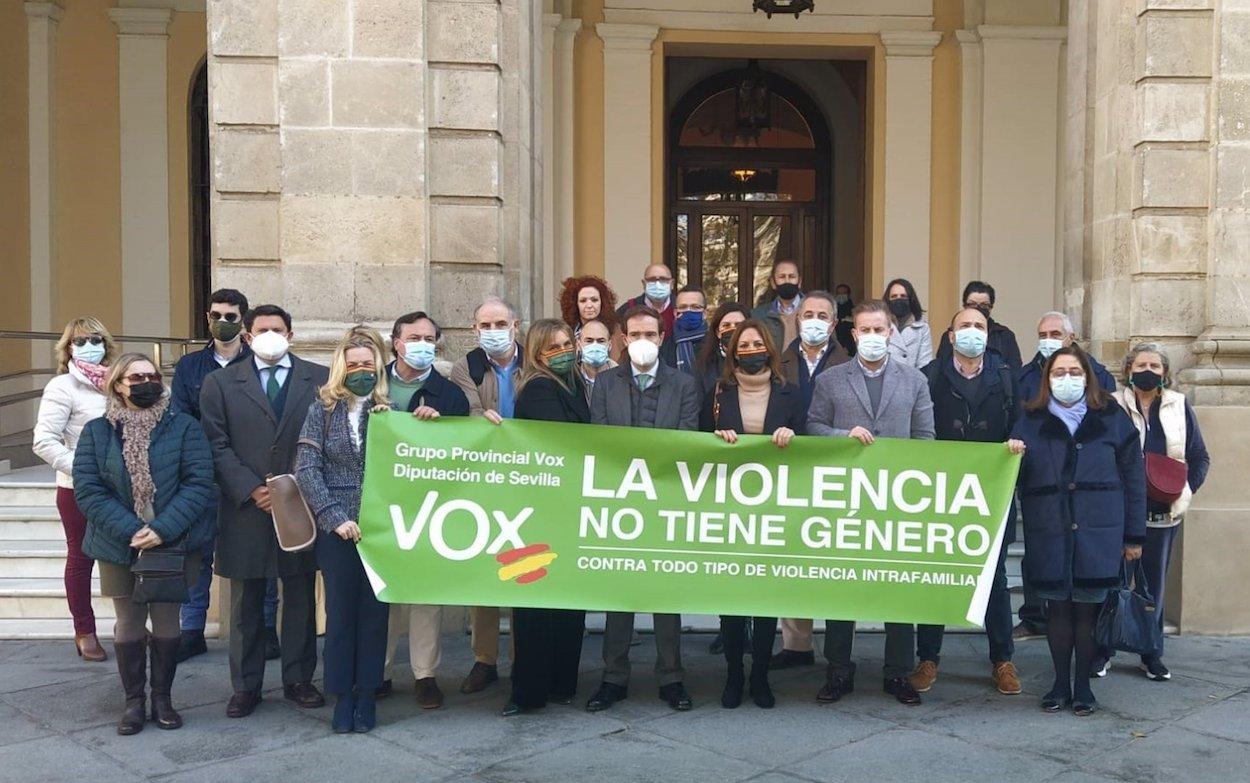 Concentración de dirigentes de Vox ayer ante el Ayuntamiento de Sevilla.