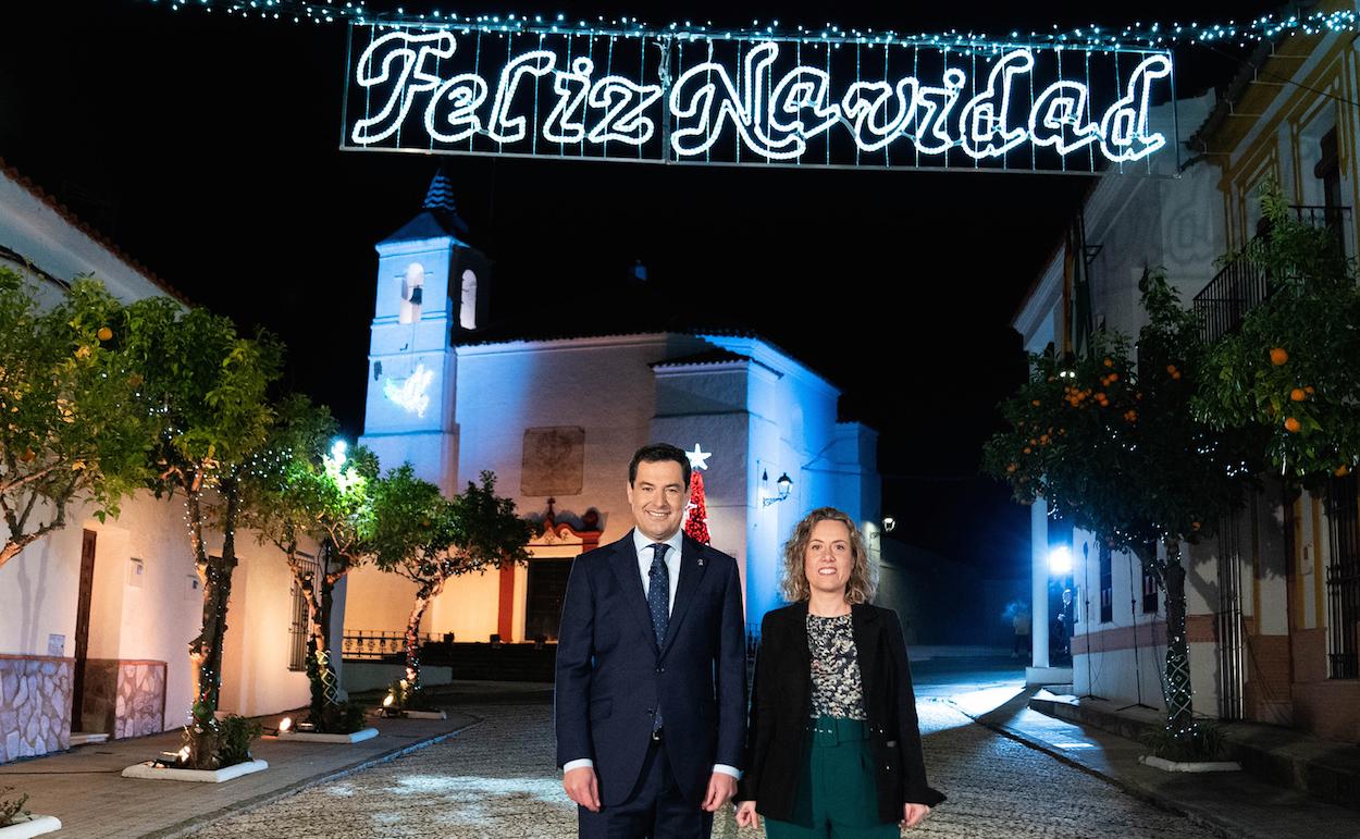 El presidente Juan Manuel Moreno y la alcaldesa María Reyes Páez, en Cumbres de Enmedio en la Navidad de 2019.