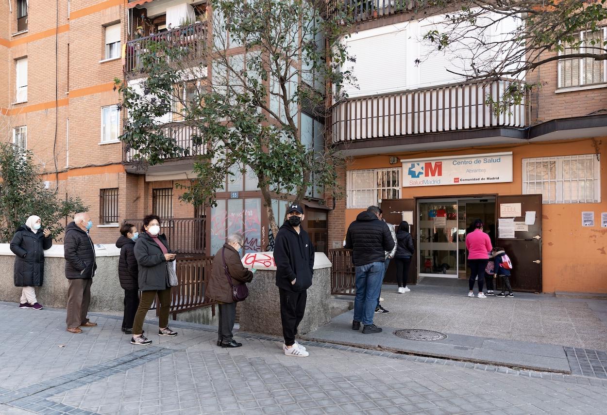 Un grupo de personas esperan en un Centro de Salud en Madrid. EP