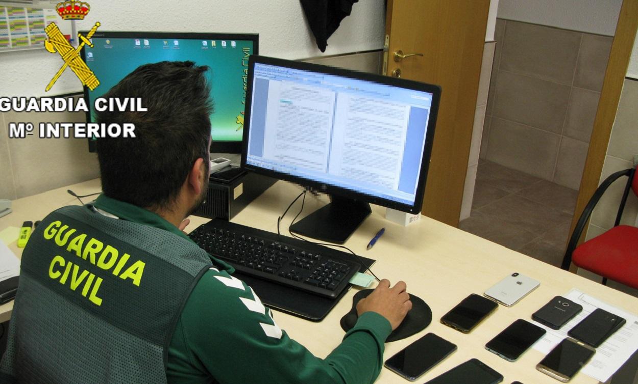 Un guardia civil ante un ordenador. Ministerio del Interior