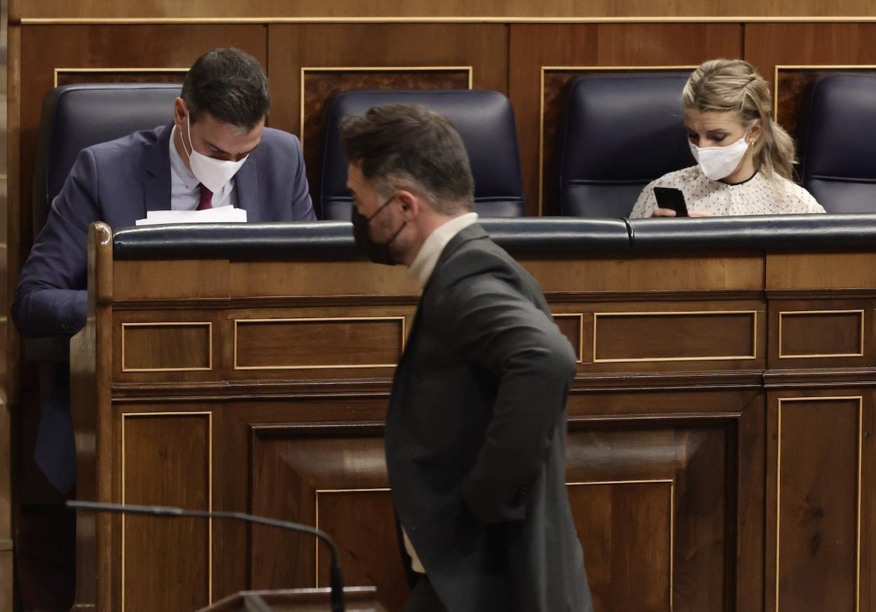 El portavoz parlamentario de ERC, Gabriel Rufián, pasa por delante del presidente del Gobierno, Pedro Sánchez (i), y la vicepresidenta segunda del Gobierno y ministra de Trabajo, Yolanda Díaz, en una sesión plenaria en el Congreso de los Diputados