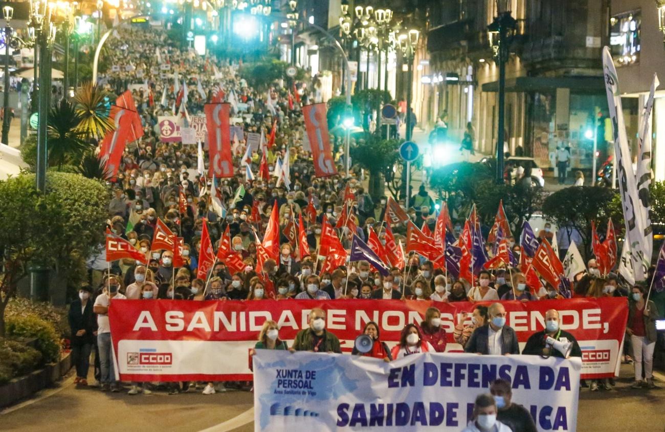 Imagen de la marcha que en septiembre pasado congregó a miles de personas por las calles de Vigo en defensa de la Atención Primaria (Foto: Europa Press).