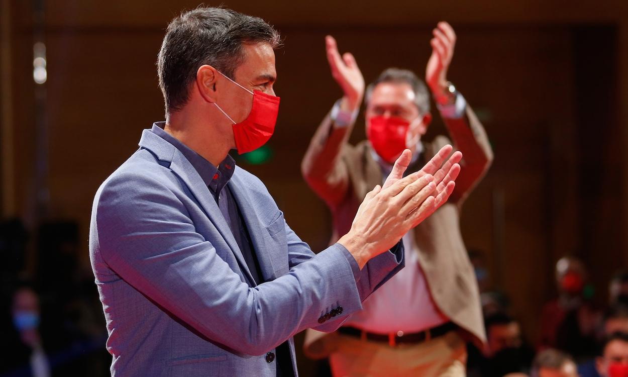 Pedro Sánchez y Juan Espadas, ayer en Granada. ÁLEX CÁMARA/EP