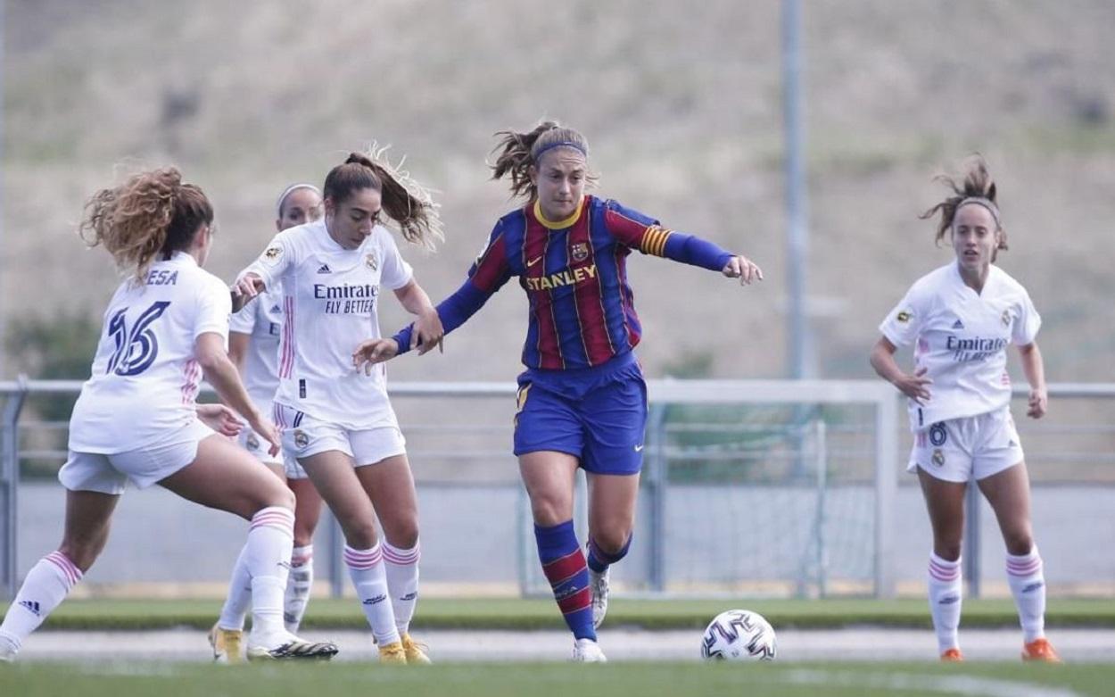 Alexia Putellas conduce el balón, presionada por las jugadores del Real Madrid. Fuente: Web oficial del F.C Barcelona.