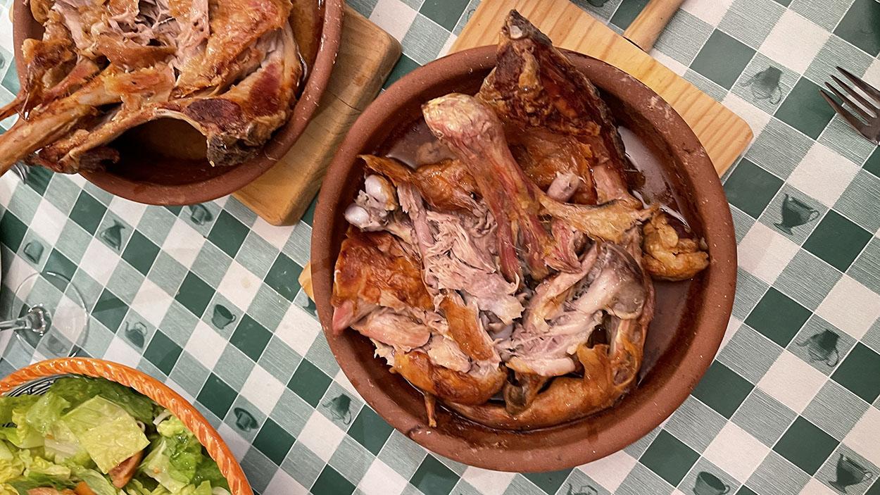 Lechazo castellano, asado al horno en cazuela de barro