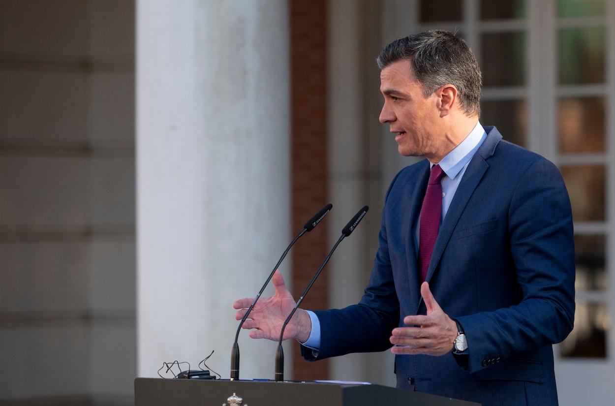 El presidente del Gobierno, Pedro Sánchez, comparece después de su reunión y de un almuerzo de trabajo con el nuevo canciller alemán, en el Palacio de la Moncloa