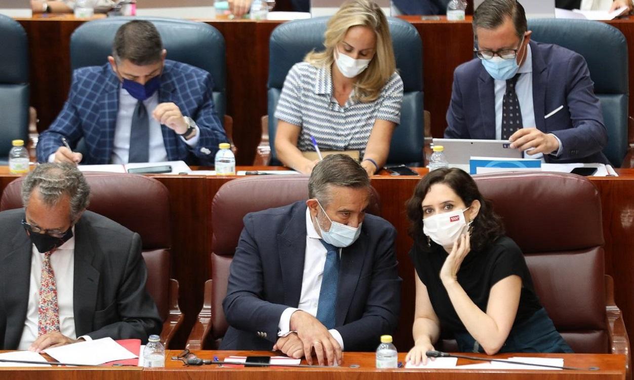 La presidenta madrileña, Isabel Díaz Ayuso, y el consejero Enrique López. EP