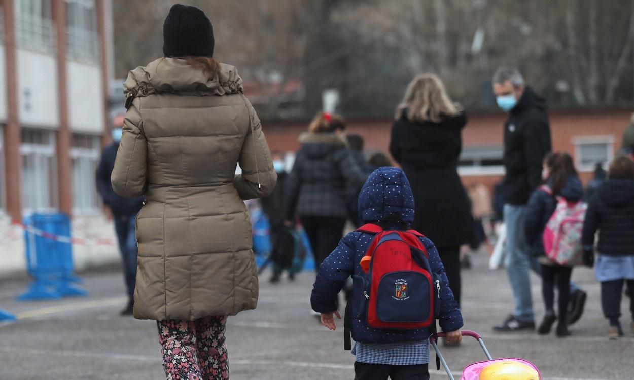 Padres acompañados de sus hijos.