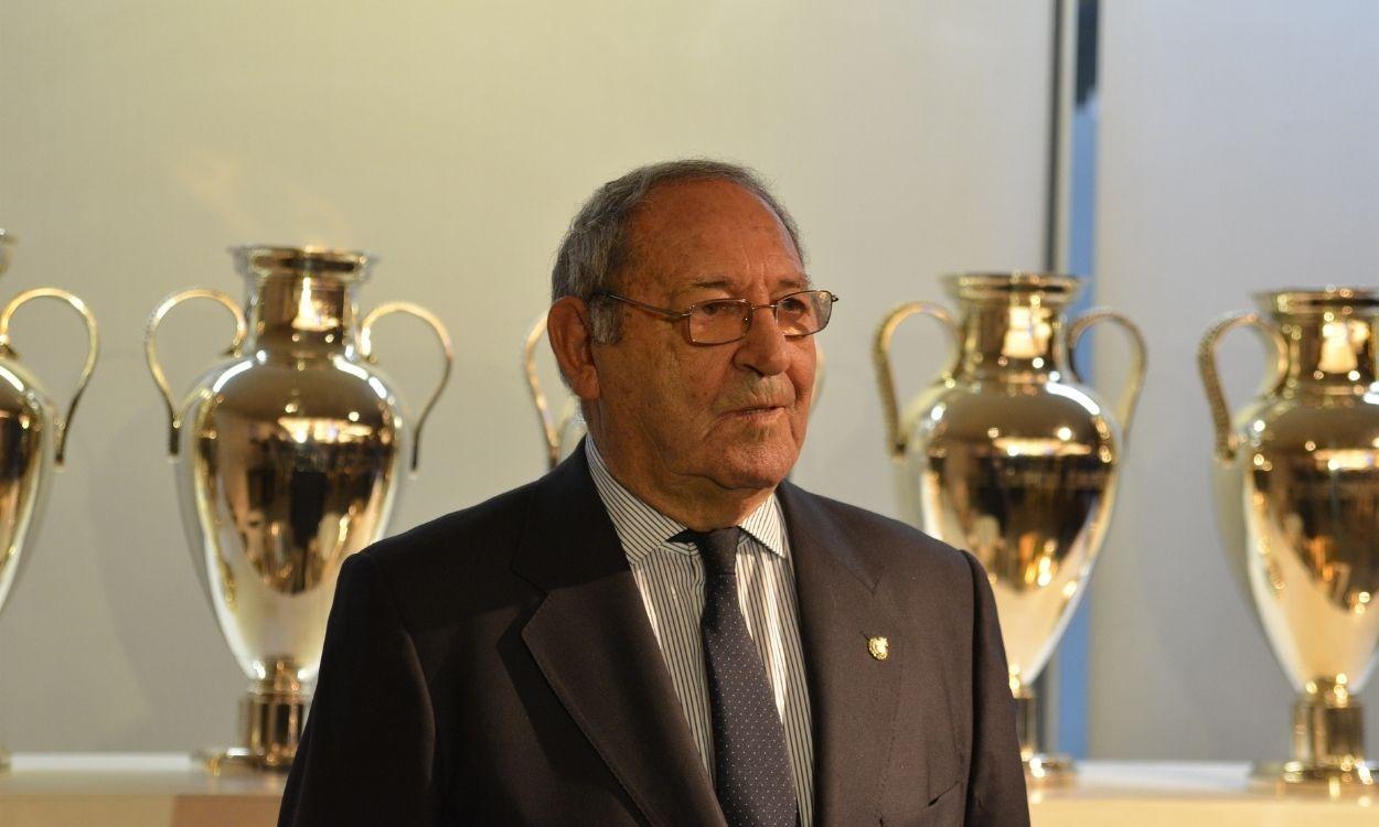 Paco Gento, leyenda del Real Madrid, posa con sus seis Copas de Europa. Europa Press. 