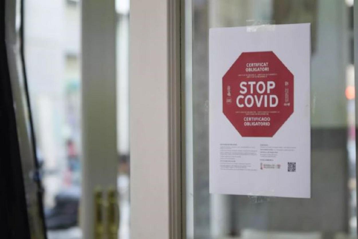 Cartel en la puerta de un bar durante el primer día de petición de Certificados Covid-19 para la hostelería. Fuente: Europa Press.