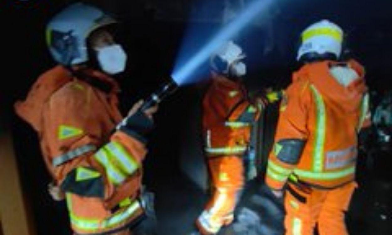 Dotaciones de bomberos de Valencia trabajan en la extinción de las llamas en la residencia de Moncada. Consorci de Bombers de Valencia.  