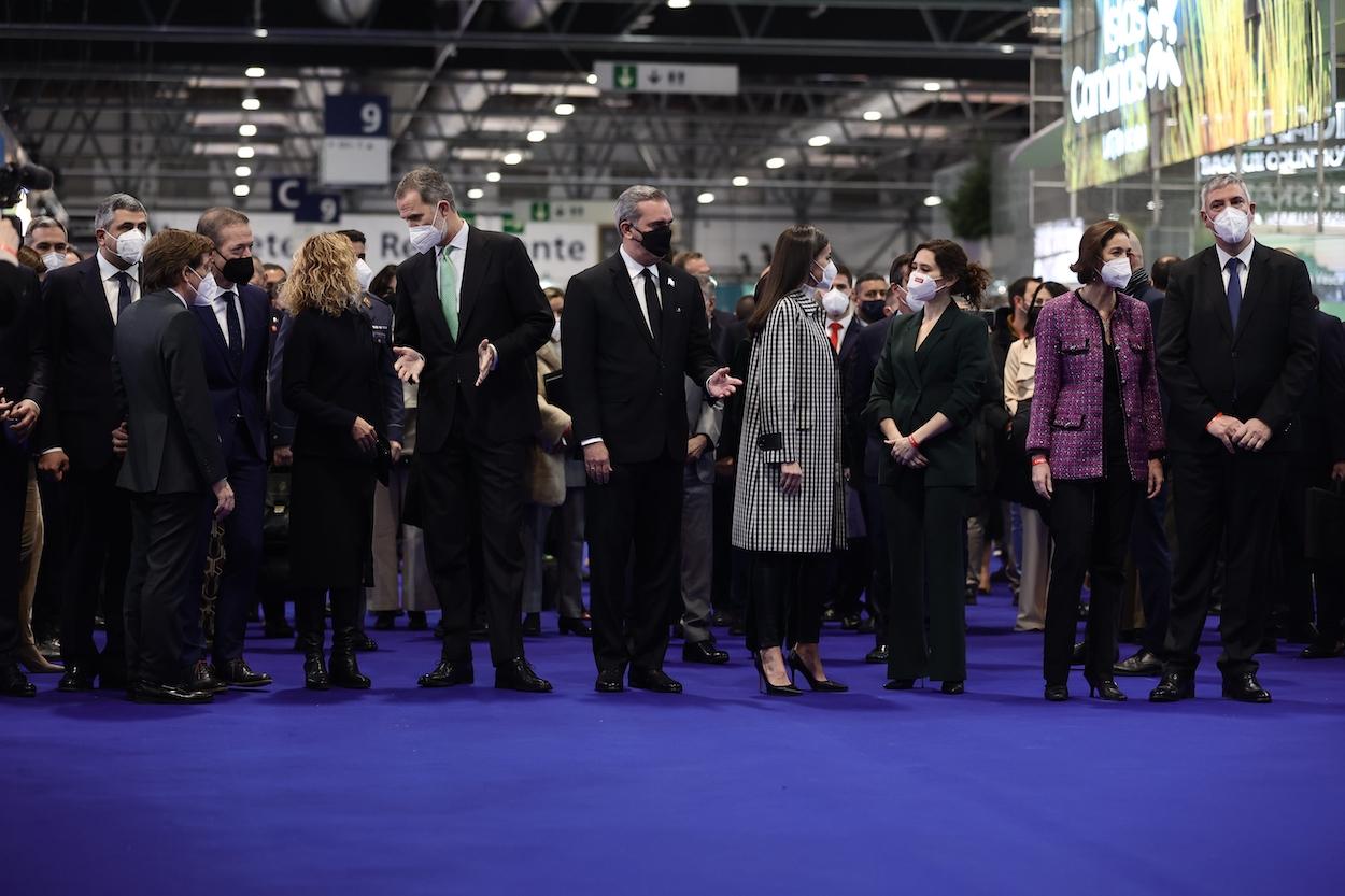 El rey Felipe VI junto a la reina Letizia e Isabel Díaz Ayuso, entre otros, en Fitur