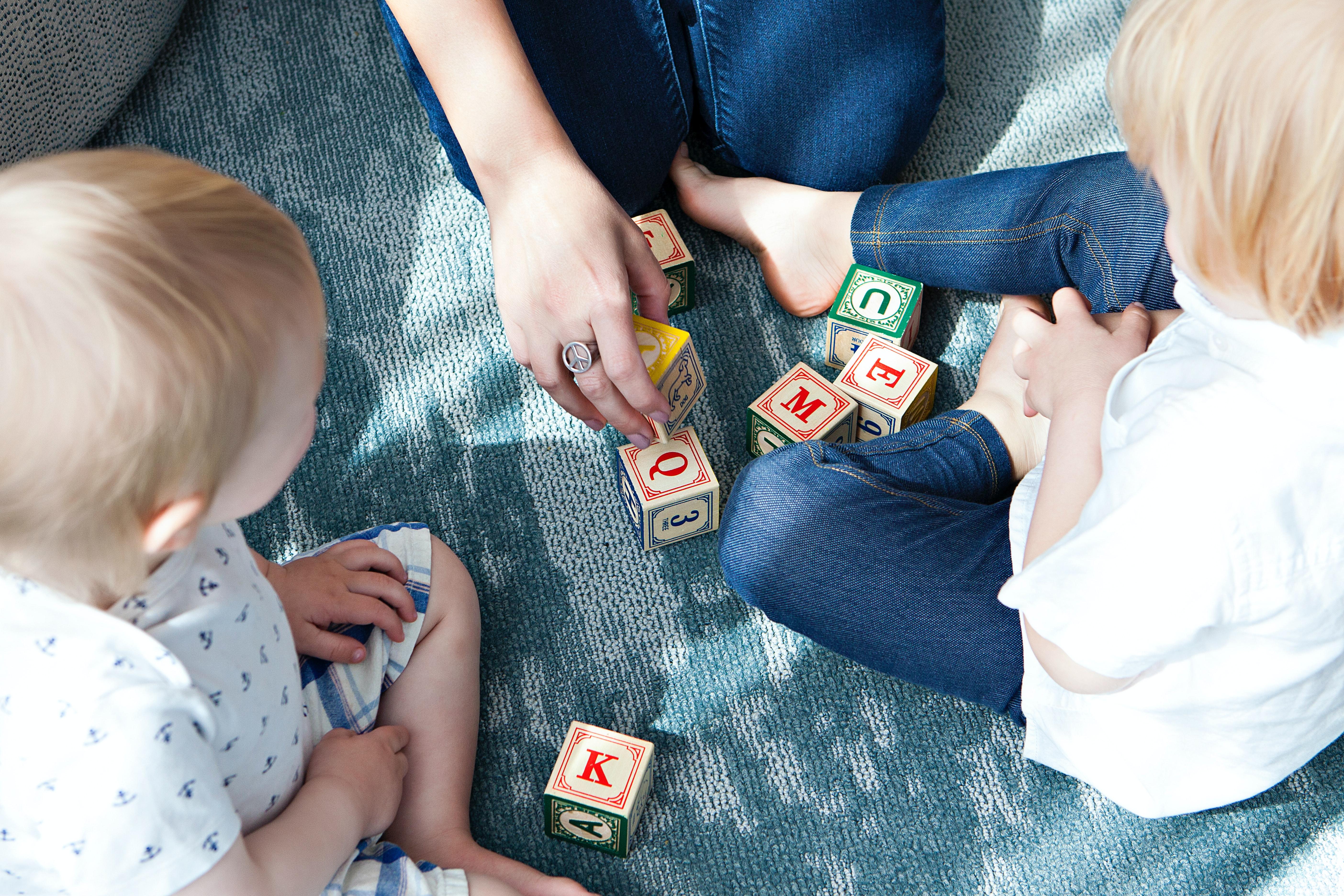 Madre juega con sus hijos. Unsplashad