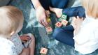 Madre juega con sus hijos. Unsplashad
