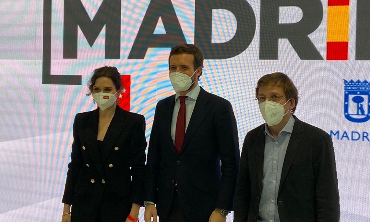 El presidente del PP, Pablo Casado, junto a la presidenta de la Comunidad de Madrid, Isabel Díaz Ayuso, y el alcalde de Madrid, José Luis Martínez Almeida
