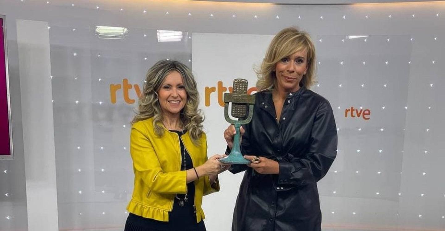 Eva Mora y María Eizaguirre con el Micrófono de Bronce del Benidorm Fest.