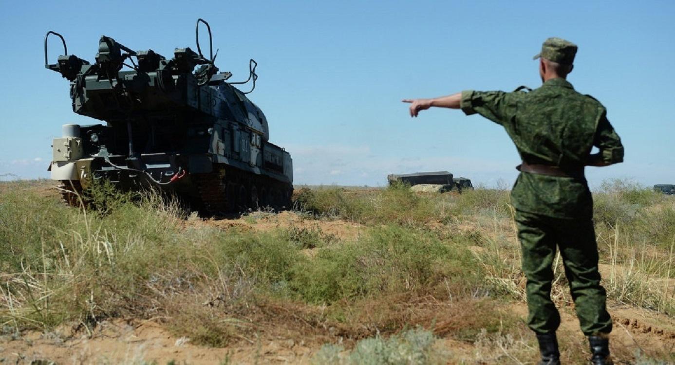 Imagen de archivo de un militar dando instrucciones a un tanque en la frontera entre Rusia y Ucrania. Fuente: Europa Press.