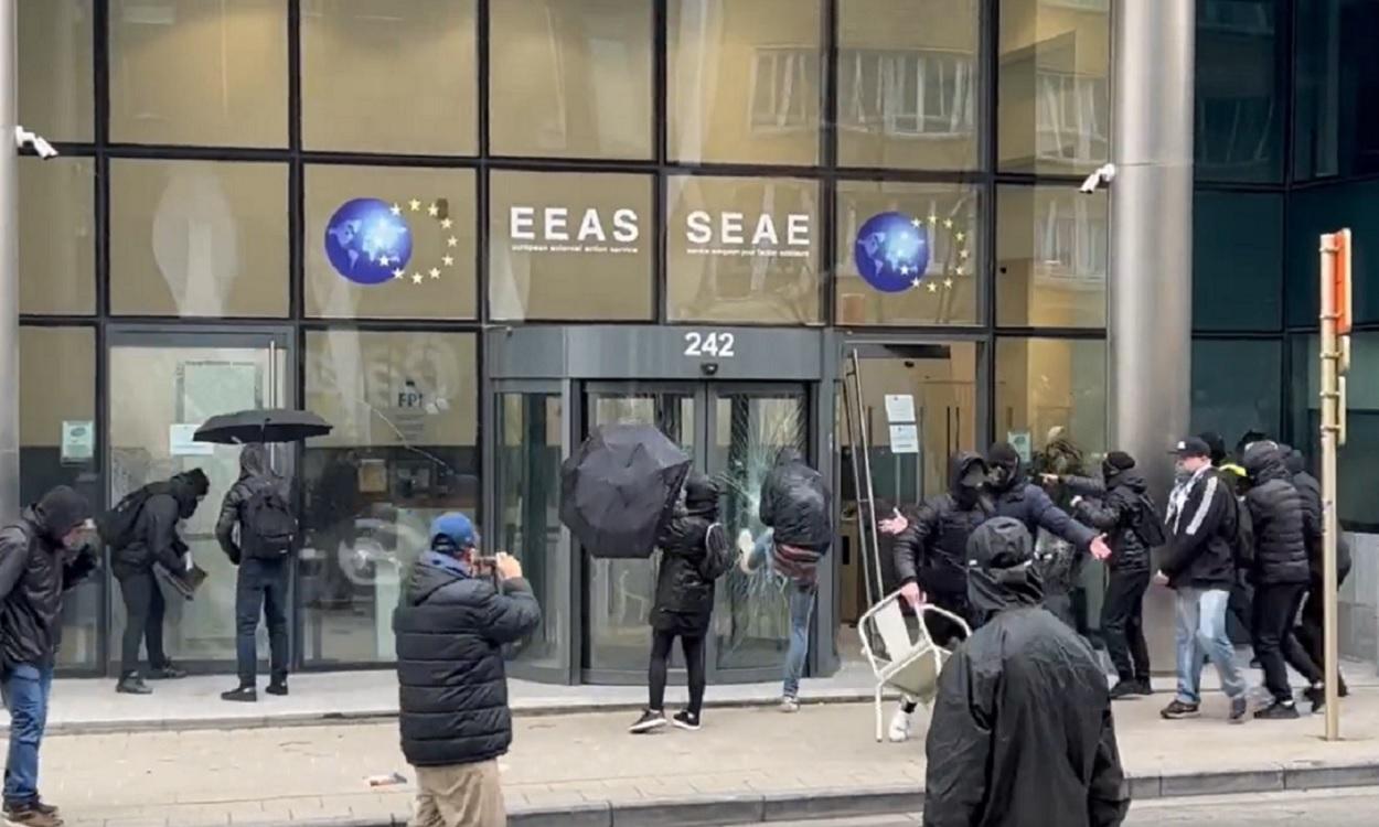 Manifestantes contra las restricciones atacan el Servicio Europeo de Acción Exterior (Bruselas). Twitter