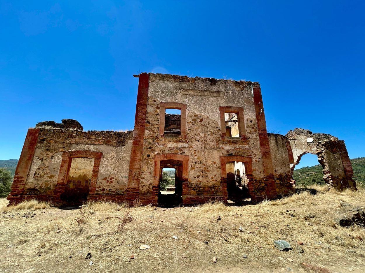 Estación abandonada de las minas de Cala. EDUARDO TRÍAS