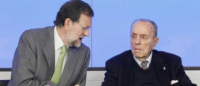 El actual líder del PP, Mariano Rajoy, con el fundador del partido, el fallecido Manuel Fraga, en una imagen de 2010