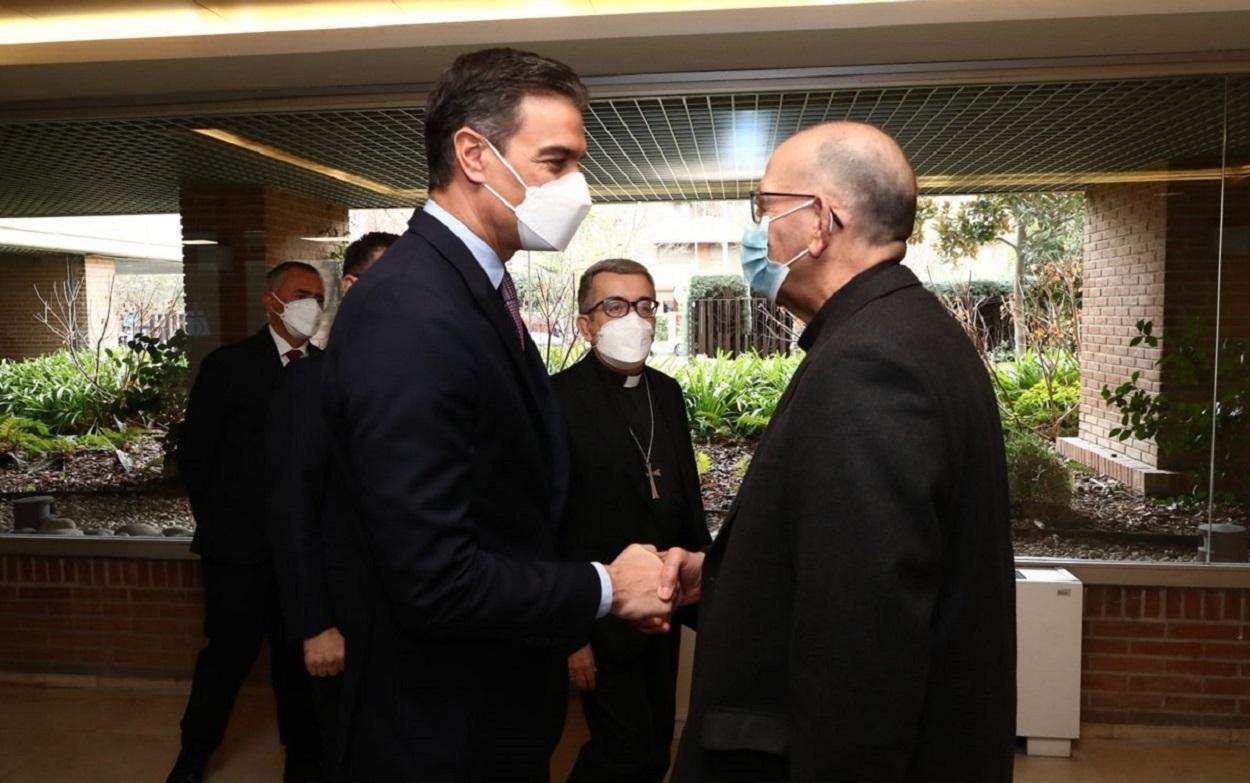 El presidente del Gobierno, Pedro Sánchez, y el presidente de la Conferencia Episcopal Española, Juan José Omella, en la sede de la CEE.