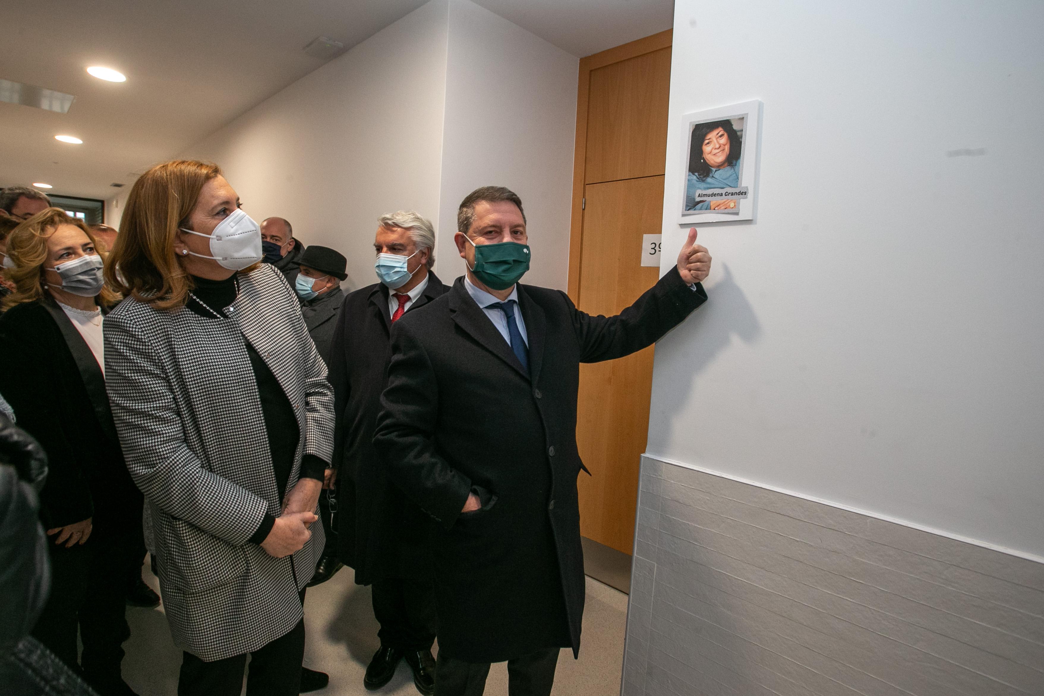 Emiliano García-Page se fotografía con el aula dedicada a Almudena Grandes en el IESO 'Harévolar' de Alovera.